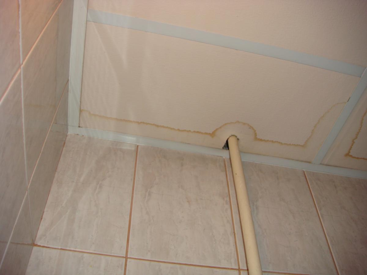 Разводы от воды на потолке в ванной